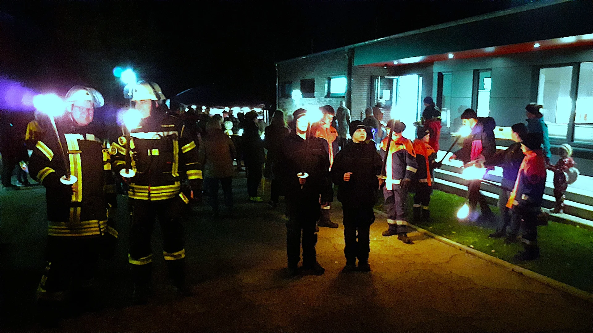 Bild: 30.10.2025 - Gemeinsam mit der örtlichen Freiwilligen Feuerwehr und der Gemeinde hatte der Ortsverband Aventoft zu einem Laternelaufen für groß und klein eingeladen. Mit leuchtenden Lampions, bekannten Laterneliedern und bester Stimmung zog der Glühwurmzug durch die Straßen. Die Feuerwehr und Jugendfeuerwehr Wiedingharde begleitete den Zug mit Fackeln und sorgten für die Verkehrssicherheit.
