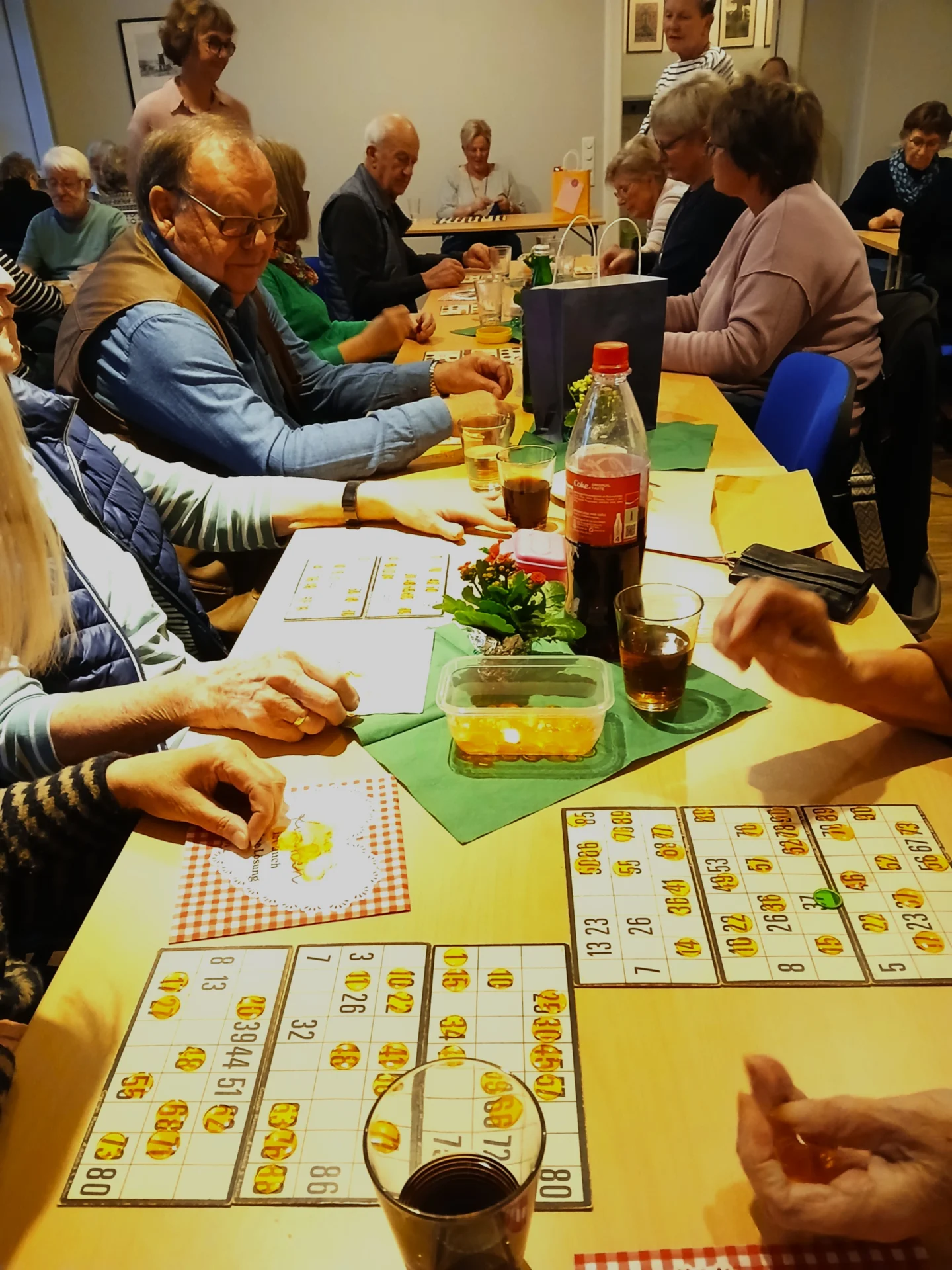 Bild: 19.11.2025 - Zum ersten Mal veranstaltete der Ortsverband Aventoft für seine Mitglieder einen Bingo-Nachmittag. 40 Personen waren der Einladung in den Gemeinderaum der ehemaligen Schule gefolgt. Zunächst wurde jedoch gemütlich Kaffee getrunken und die selbstgebackenen Kuchen genossen. Dabei kam natürlich auch der Klönschnack nicht zu kurz. Vier Vorstandsdamen hatten alles bestens vorbereitet und hübsch verpackte Preise besorgt, die dann in spannenden Lottorunden nach einem deutlichen „Pott“ Ruf an die jeweiligen Gewinner vergeben wurden.