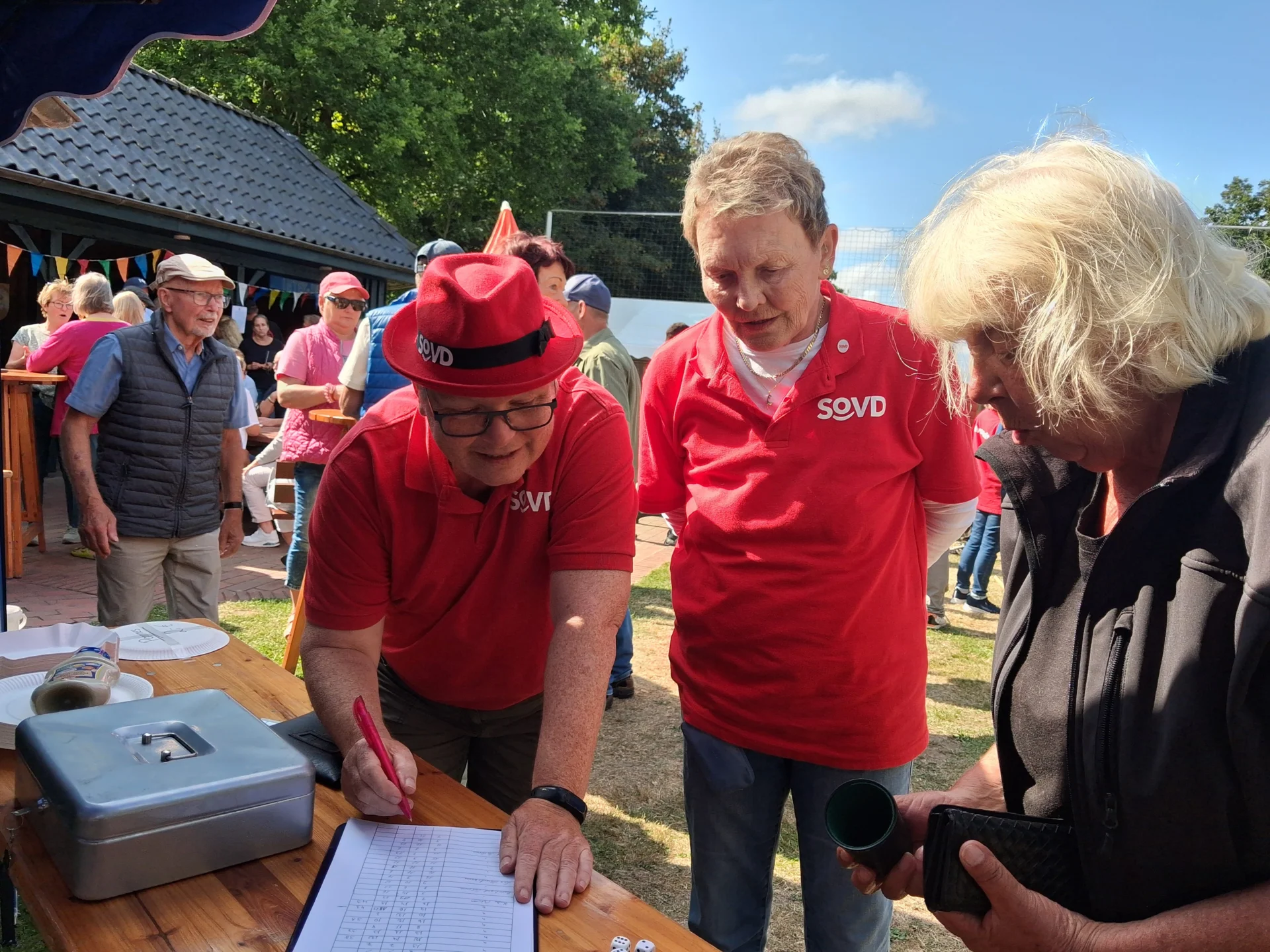 Bild: 15.08.26 - Dorffest in Aventoft: Die Vorsitzende Anne Petersen (li) war für das spannende Preiswürfeln, hier mit Frauensprecherin Klaudia Pleines und Margrit Andresen zuständig. Daneben sorgten auch das Schiffeln und das Zielen mit der Kübelspritze auf gestapelte Dosen für Spaß und Spannung. Veranstalter und Besucher sprachen abschließend von einer rundum gelungenen Veranstaltung, die allen Beteiligten sehr viel Spaß bereitet hatte.
