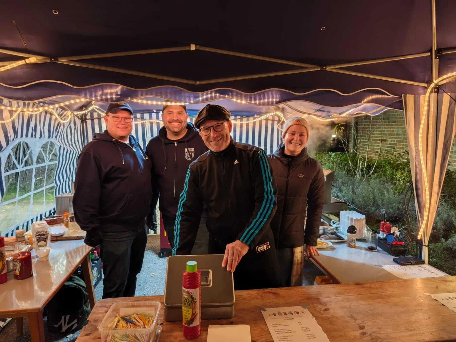 Bild: 30.10.2025 - Beim Feuerwehrhaus stärkten sich alle anschließend mit Grillwurst, Pommes sowie heißen und kühlen Getränken, zubereitet von einem gemischten SoVD/Feuerwehr-Team (Foto WA0000). Eine sehr gelungene Gemeinschaftsveranstaltung bei der auch noch das Wetter mitspielte.