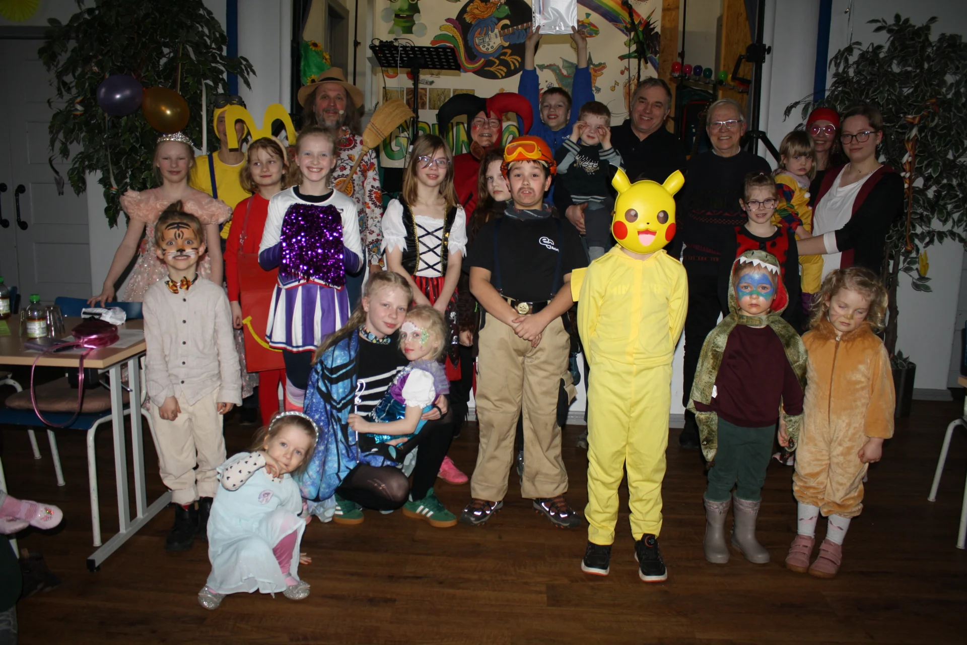 Bild: 07.02.2026 - Einen stimmungsvollen Familienfaschings-Nachmittag verbrachten Kinder, Eltern, Omas und Opas sowie Freunde in der festlich dekorierten Turnhalle. Jugendsprecherin Manuela Nielsen hatte mit ihrem Team alles bestens organisiert. Einer der Höhepunkte war wieder der Auftritt vom Kinderliedermacher „Grünschnabel“. Es wurde getanzt, gesungen und gespielt, wie auch beim „Zeitungstanz“ . Dazu gab es ein leckeres selbstgebackenes Kuchenbüffet .