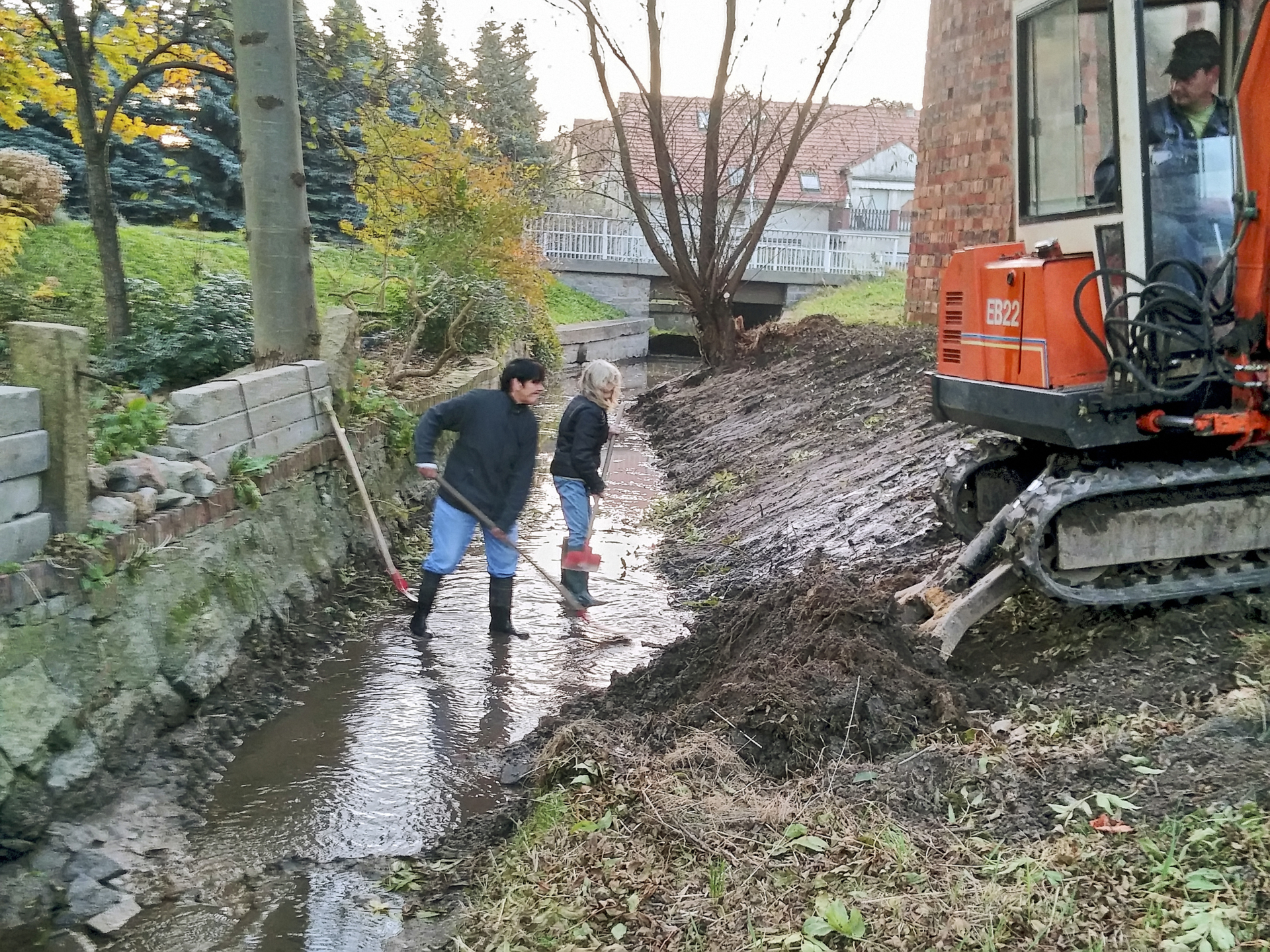 Bild: Arbeiten am Zodeler Dorfbach (2014)