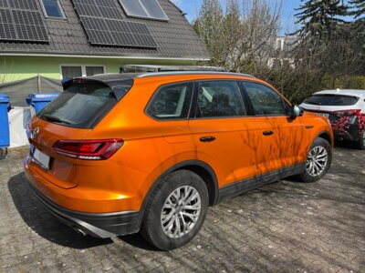 Vorschaubild: Folienfüchse Carwrapping / Vollfolierung orange satin mit schwarzen Akzenten