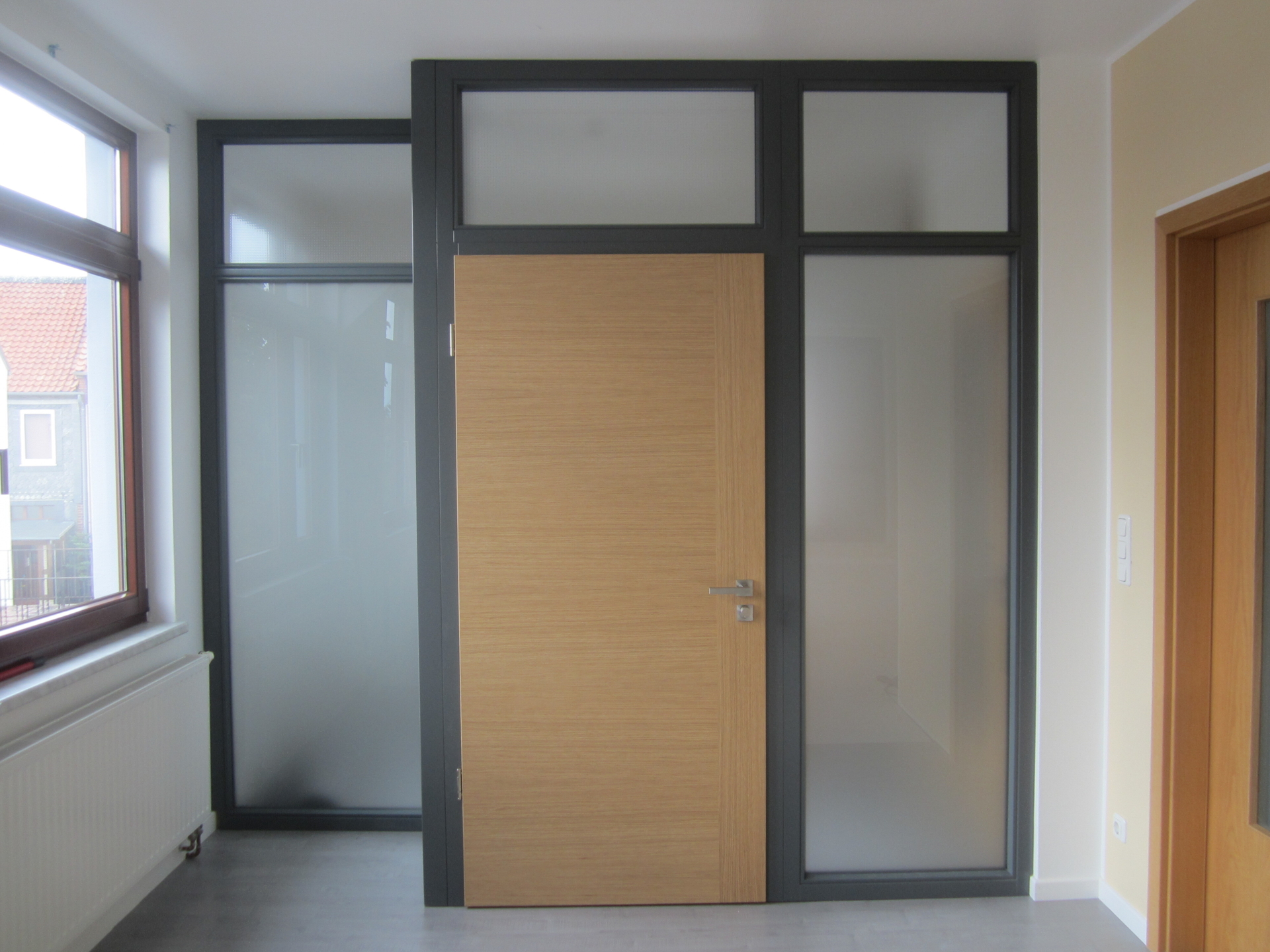 Glaswand mit Holzt&uuml;r  (Bild vergr&ouml;&szlig;ern)