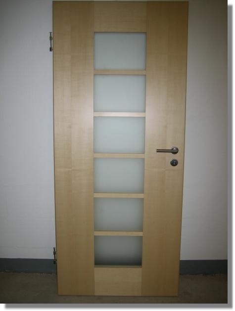 Helle Holzt&uuml;r  (Bild vergr&ouml;&szlig;ern)