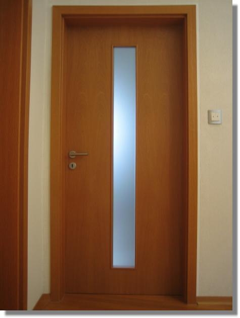 Holzt&uuml;r mit schmalen Fenster  (Bild vergr&ouml;&szlig;ern)