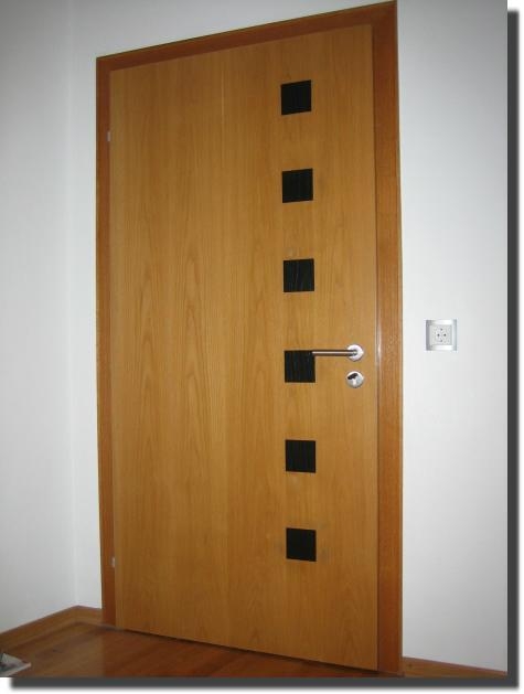 Holzt&uuml;r mit schwarzen K&auml;stchen  (Bild vergr&ouml;&szlig;ern)