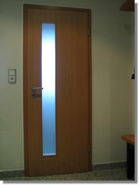 Holzt&uuml;r mit schmalen Fenster  (Bild vergr&ouml;&szlig;ern)