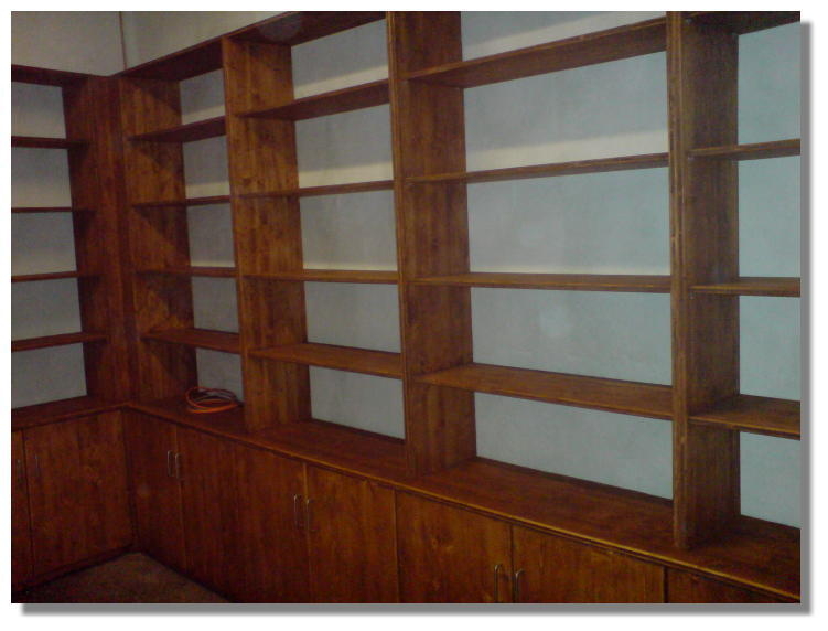 Schrank mit Regal  (Bild vergr&ouml;&szlig;ern)