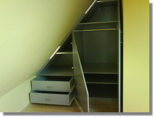 Dachgeschoss Schrank mit Schr&auml;ge offen  (Bild vergr&ouml;&szlig;ern)