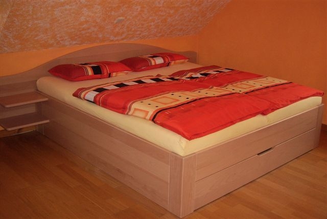 Bett  (Bild vergr&ouml;&szlig;ern)