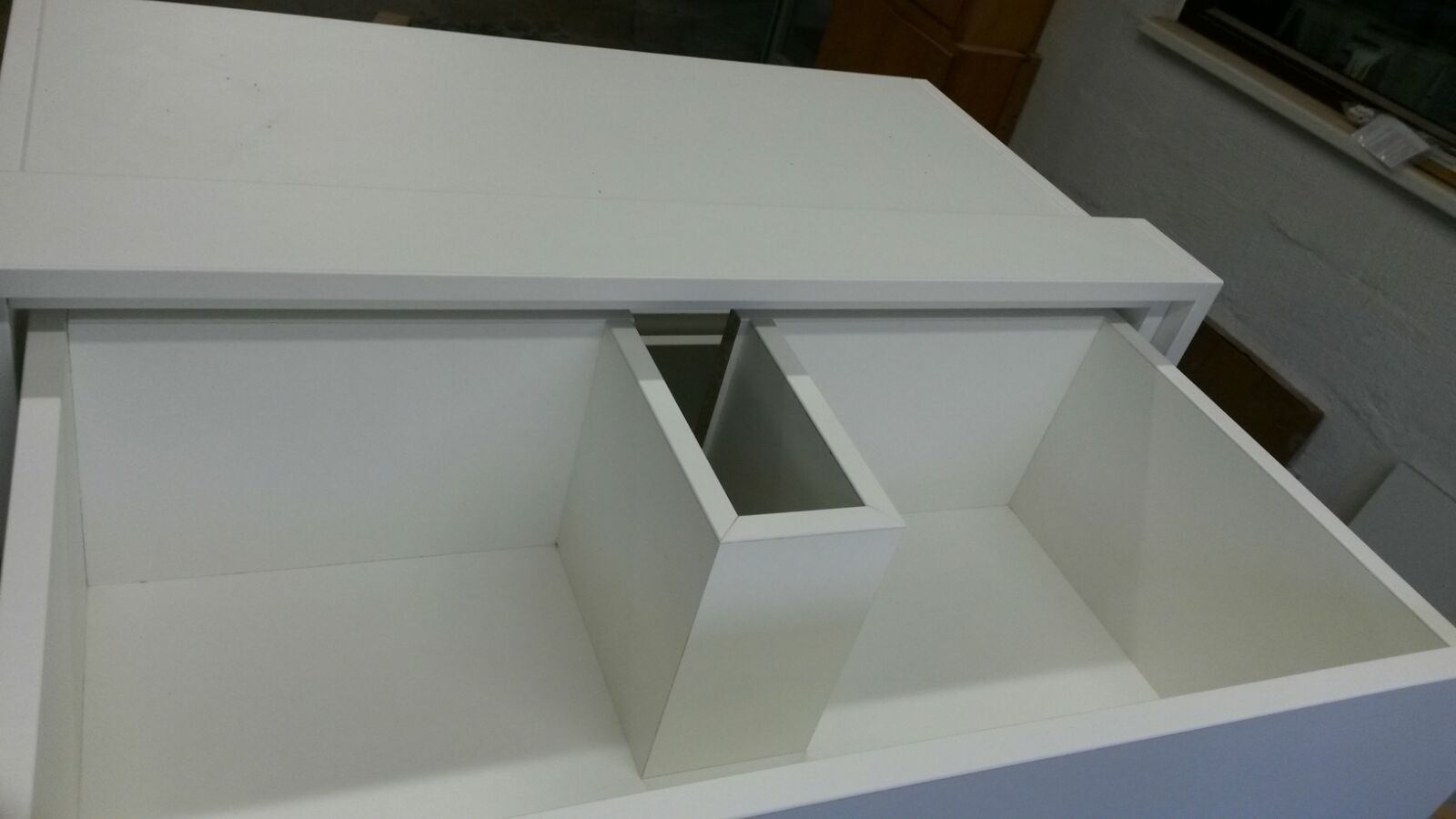 Kleiner Schrank von innen  (Bild vergr&ouml;&szlig;ern)