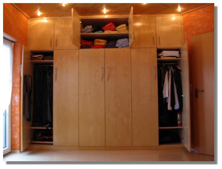 Wandschrank offen  (Bild vergr&ouml;&szlig;ern)