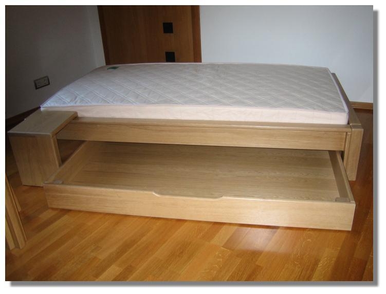 Bett mit Stauraum darunter  (Bild vergr&ouml;&szlig;ern)