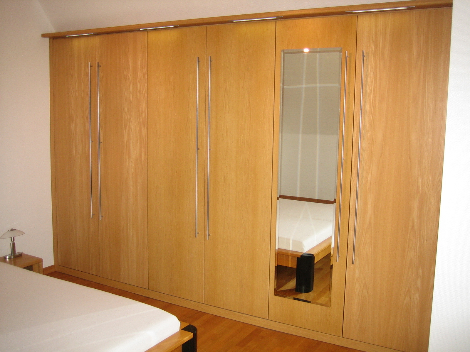 Wandschrank mit Spiegel  (Bild vergr&ouml;&szlig;ern)