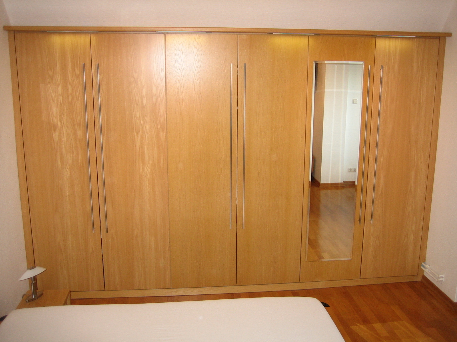 Wandschrank mit Spiegel  (Bild vergr&ouml;&szlig;ern)