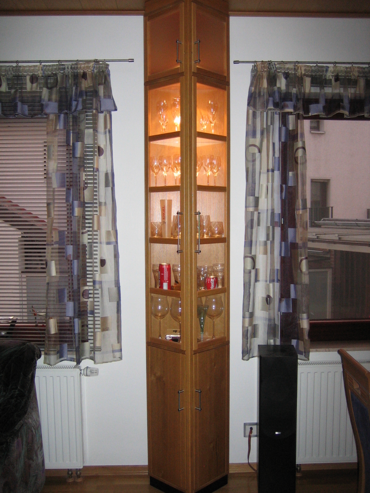 Eckschrank von vorne  (Bild vergr&ouml;&szlig;ern)