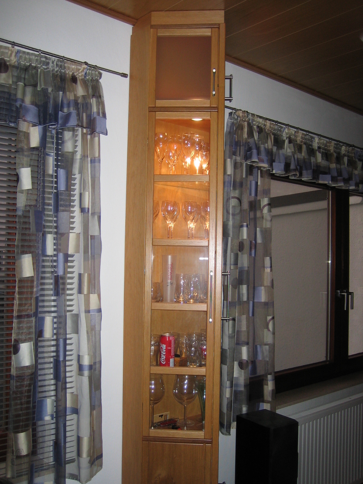 Eckschrank von der Seite  (Bild vergr&ouml;&szlig;ern)
