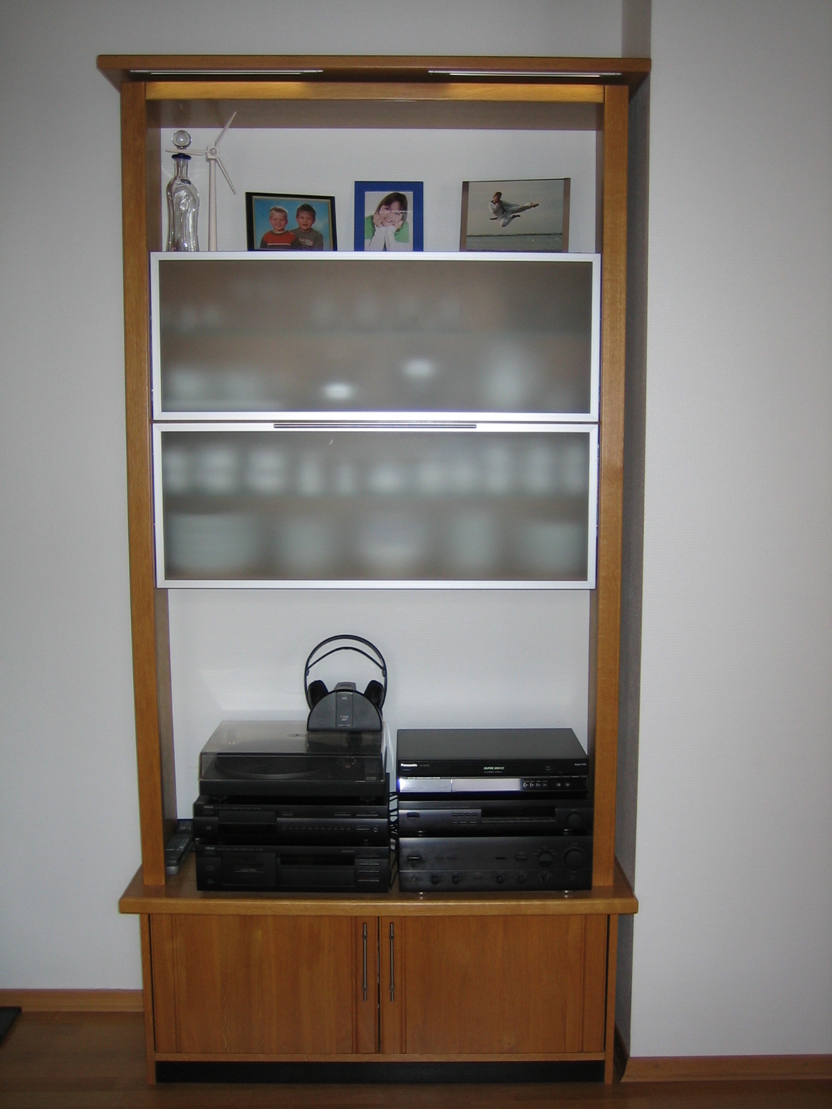 Wandschrank mit Regal von vorne  (Bild vergr&ouml;&szlig;ern)