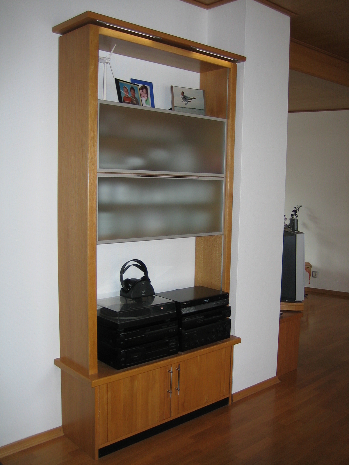 Wandschrank mit Regal von links  (Bild vergr&ouml;&szlig;ern)