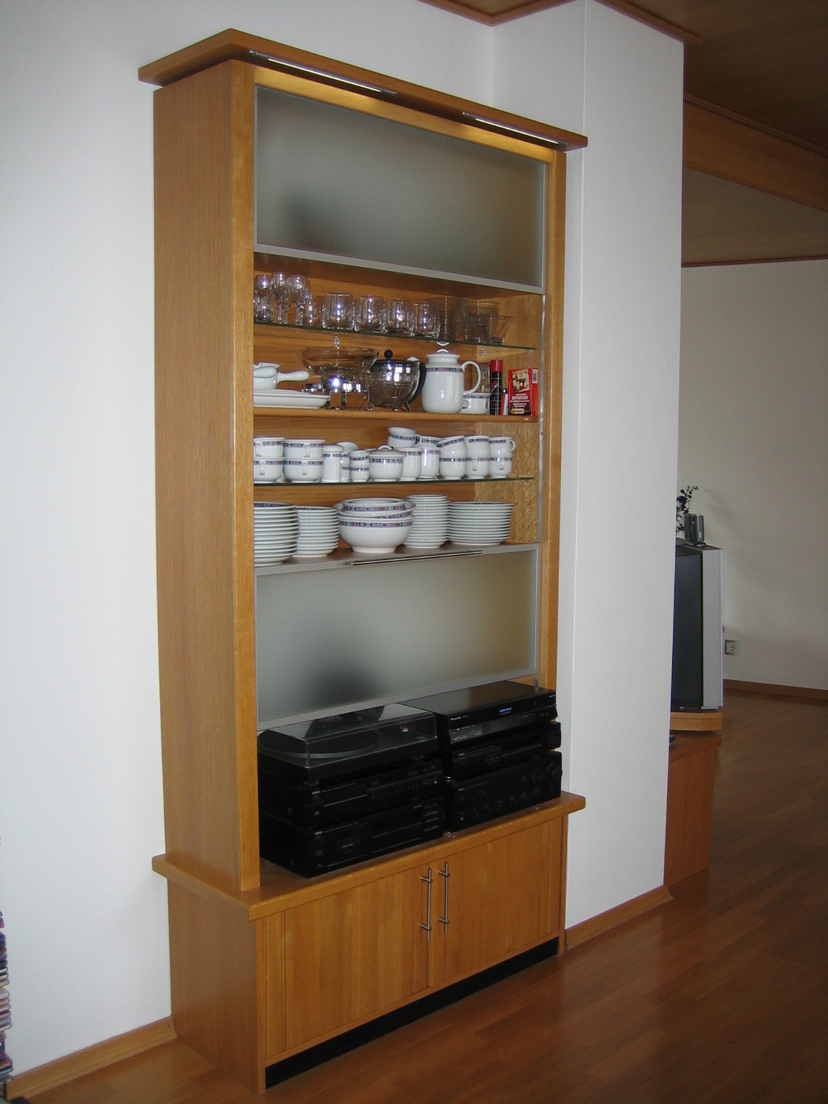 Wandschrank mit Regal mit ge&ouml;ffneten Glast&uuml;ren  (Bild vergr&ouml;&szlig;ern)