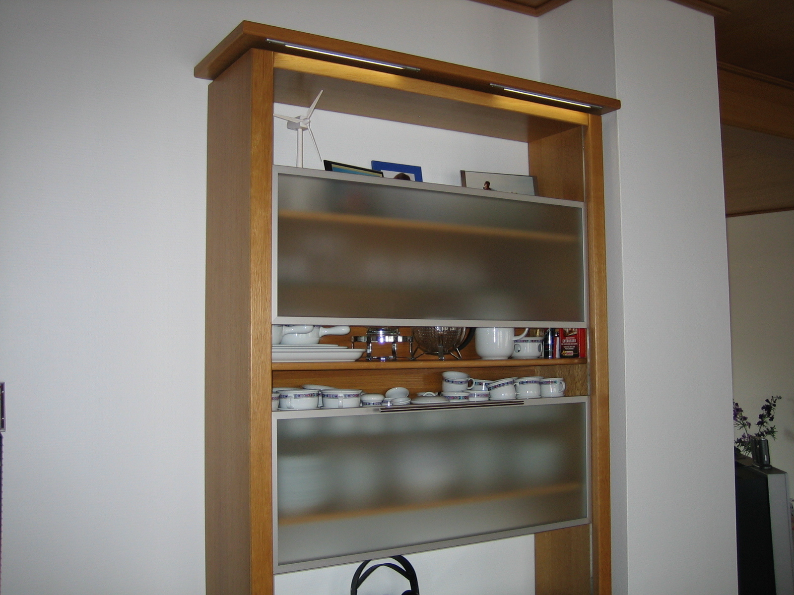 Wandschrank mit Regal mit ge&ouml;ffneten Glast&uuml;ren Nahaufnahme  (Bild vergr&ouml;&szlig;ern)