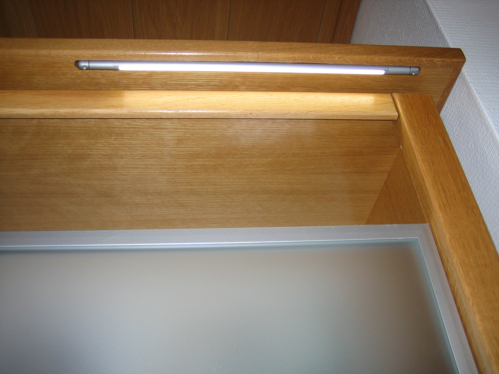 Wandschrank mit Beleuchtungt  (Bild vergr&ouml;&szlig;ern)