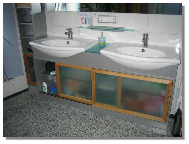 IMG Waschbeckenschrank von n&auml;her dran  (Bild vergr&ouml;&szlig;ern)
