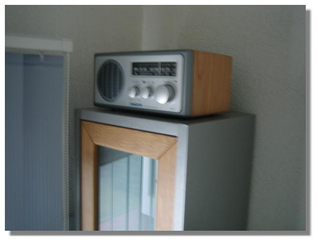 Schrank mit alten Radio  (Bild vergr&ouml;&szlig;ern)