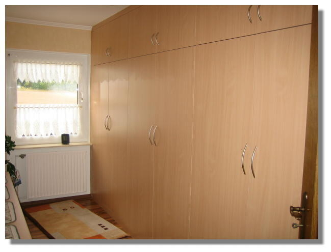 gro&szlig;er Wandschrank  (Bild vergr&ouml;&szlig;ern)