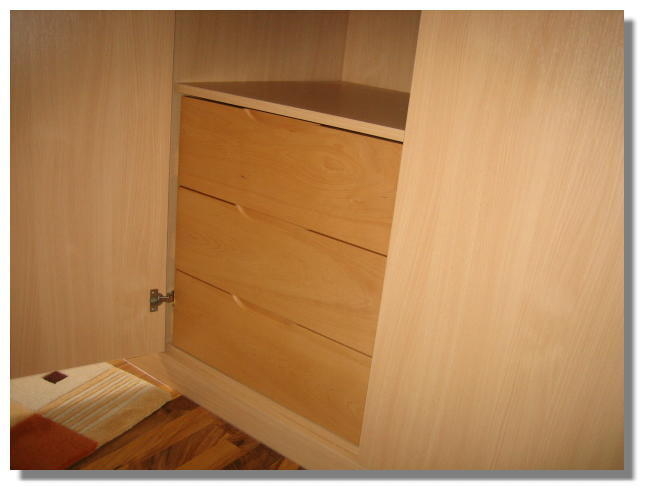Wandschrank mit Schubladen  (Bild vergr&ouml;&szlig;ern)