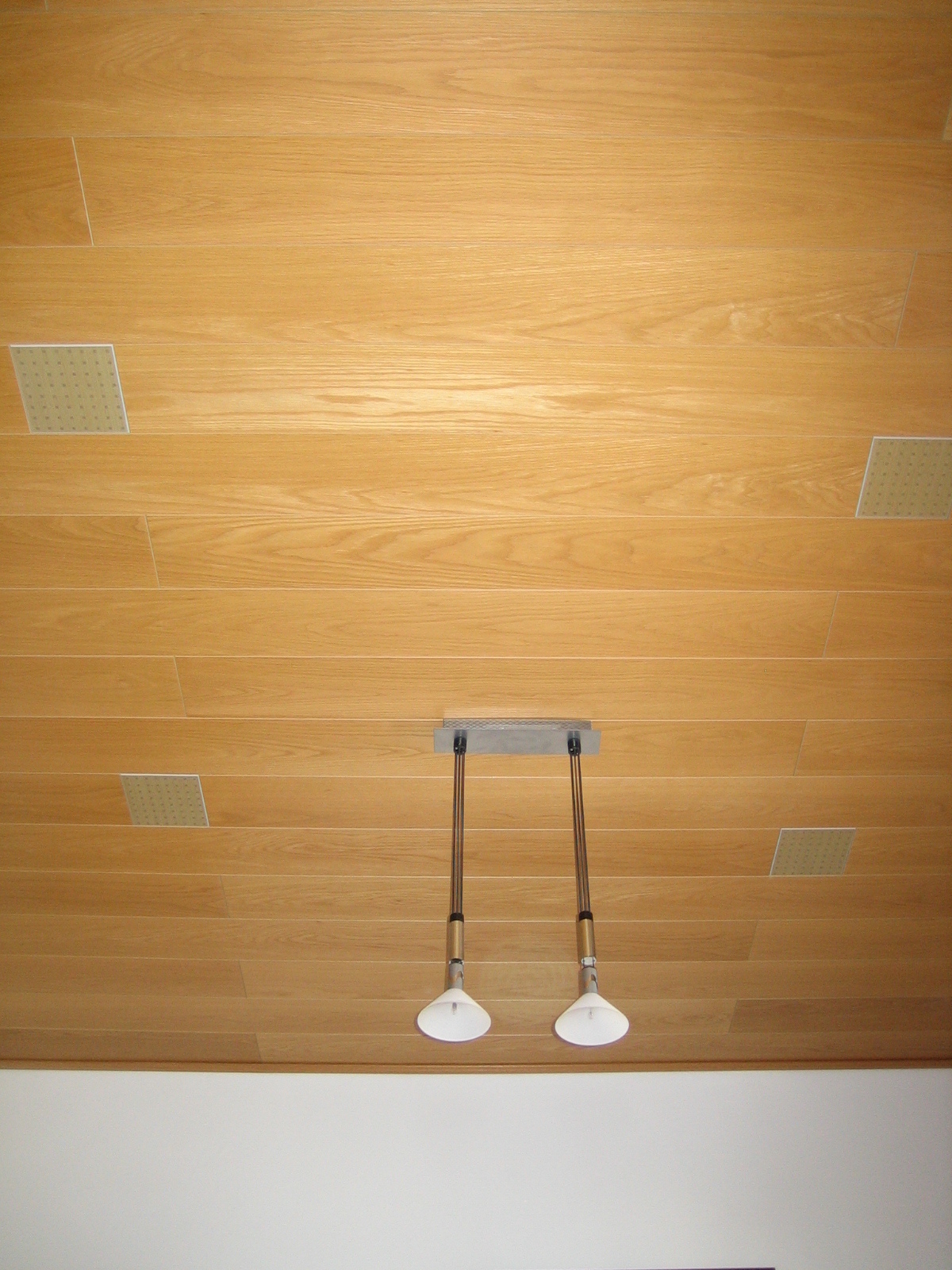 Decke mit h&auml;ngender Lampe  (Bild vergr&ouml;&szlig;ern)