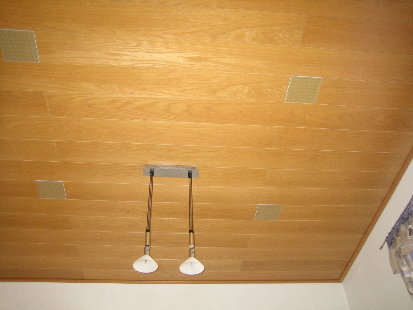 Decke mit h&auml;ngender Lampe  (Bild vergr&ouml;&szlig;ern)