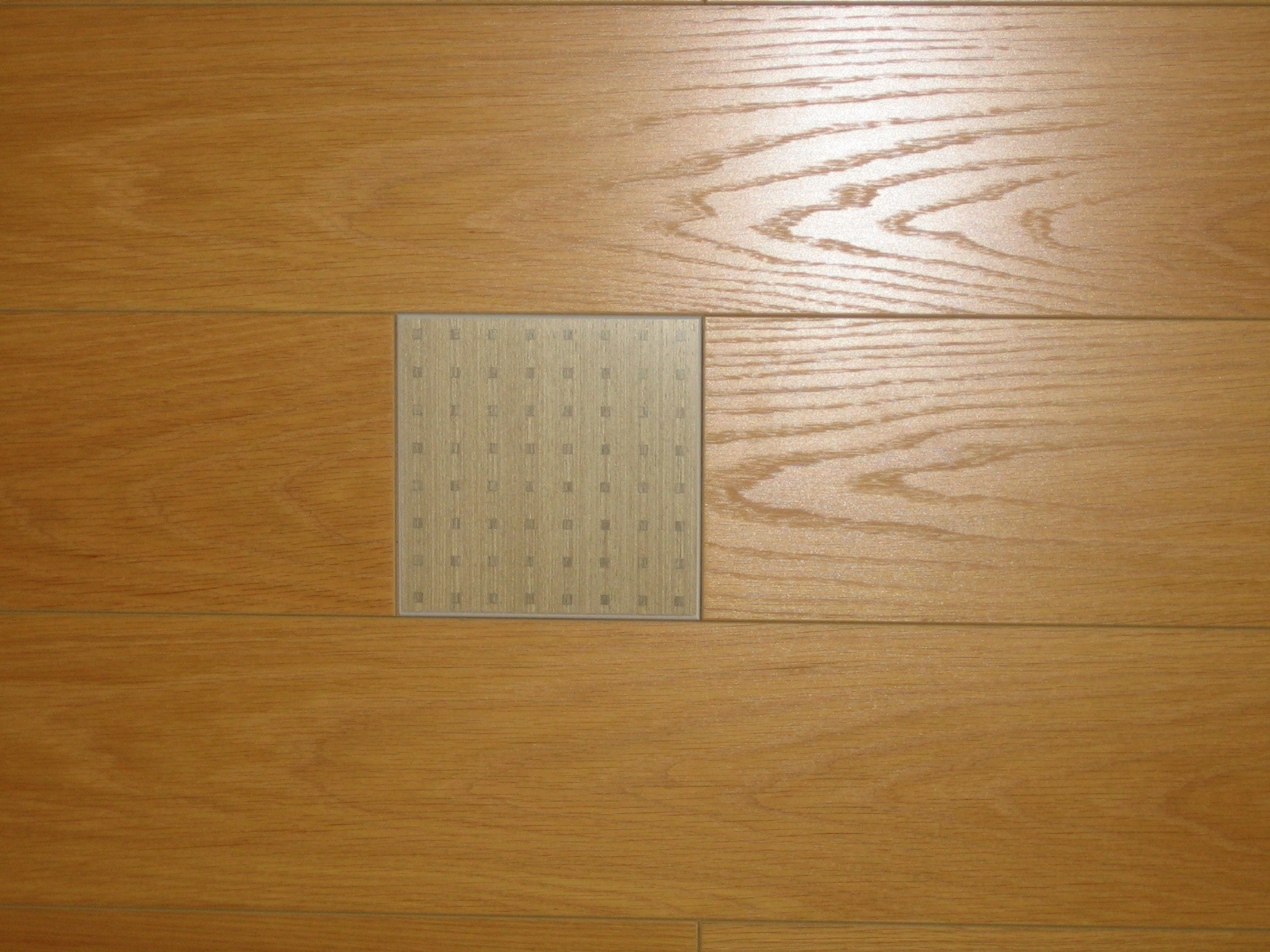 Decke mit Kasten  (Bild vergr&ouml;&szlig;ern)