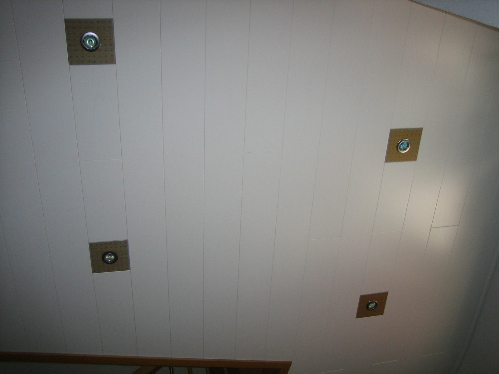 Decke mit runden Lampen  (Bild vergr&ouml;&szlig;ern)