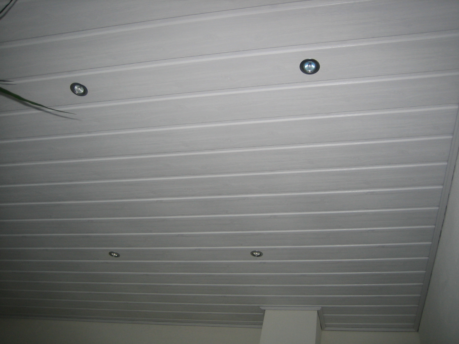 Decke wei&szlig; mit kleinen Lampen  (Bild vergr&ouml;&szlig;ern)