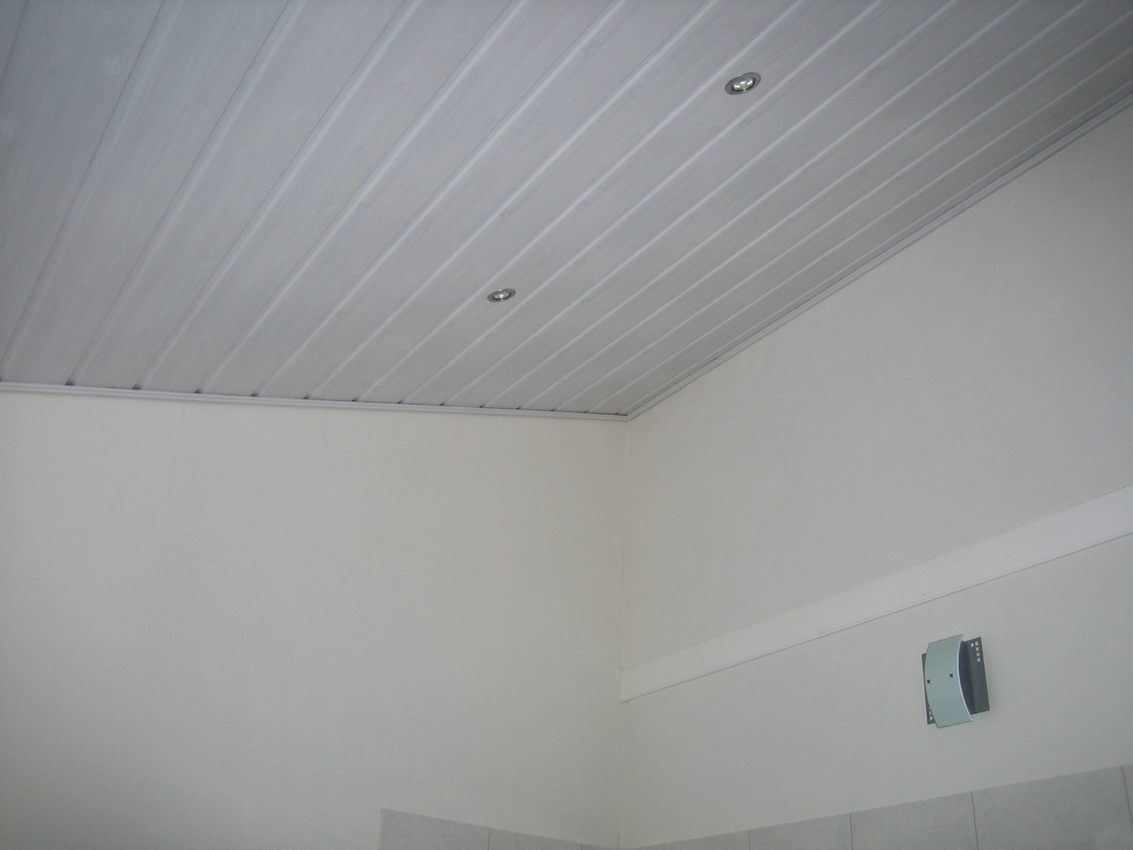 Decke wei&szlig; mit kleinen Lampen  (Bild vergr&ouml;&szlig;ern)