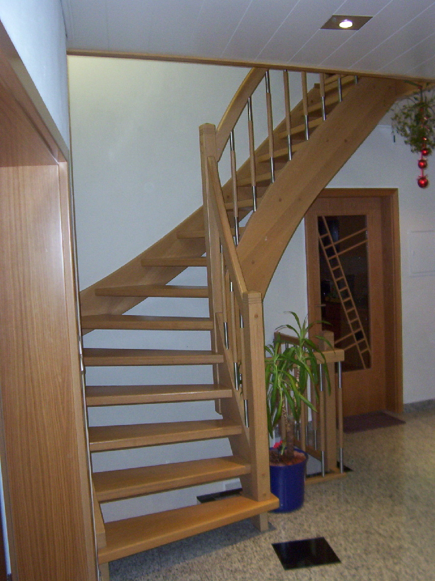 Holztreppe  (Bild vergr&ouml;&szlig;ern)