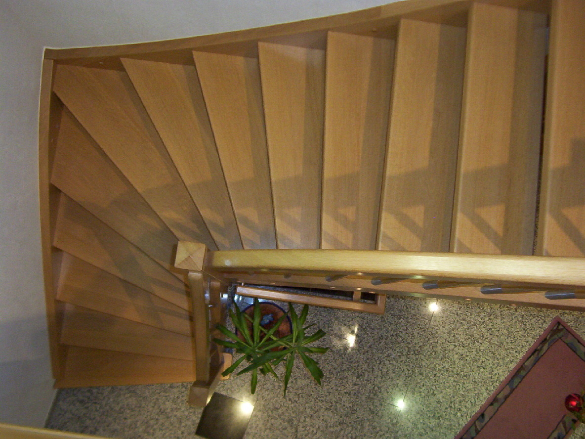 Treppe die um die Ecke geht  (Bild vergr&ouml;&szlig;ern)