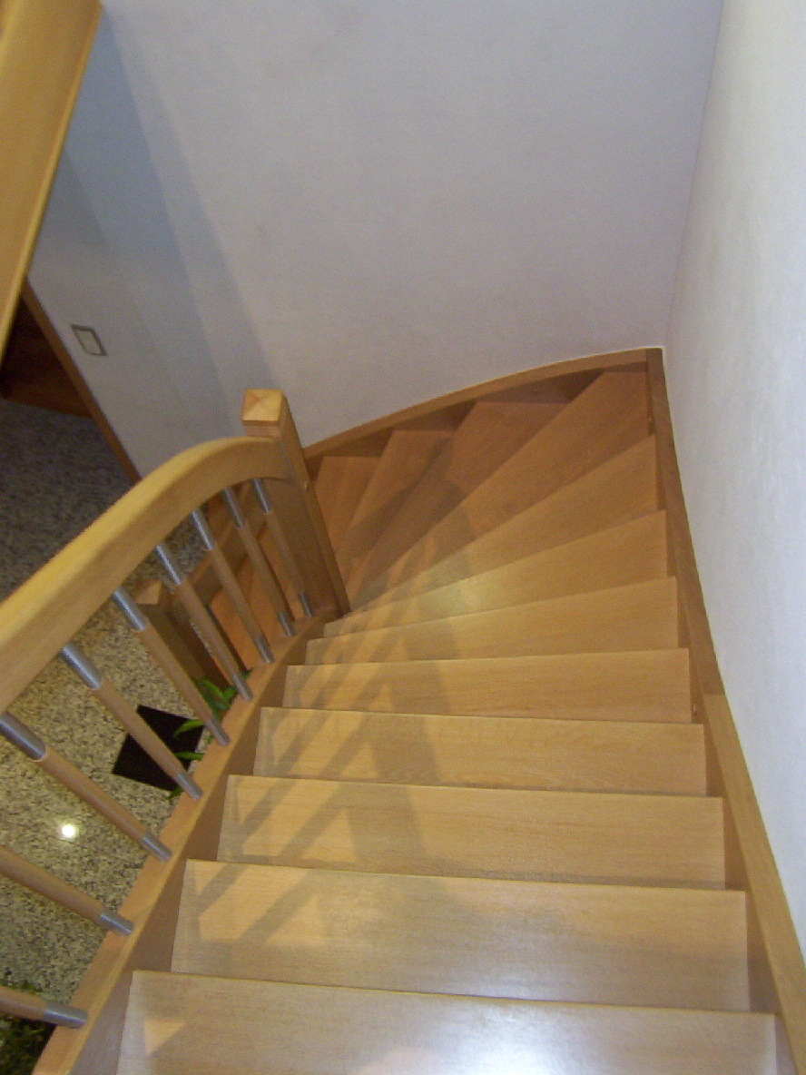 Treppe die um die Ecke geht von oben  (Bild vergr&ouml;&szlig;ern)