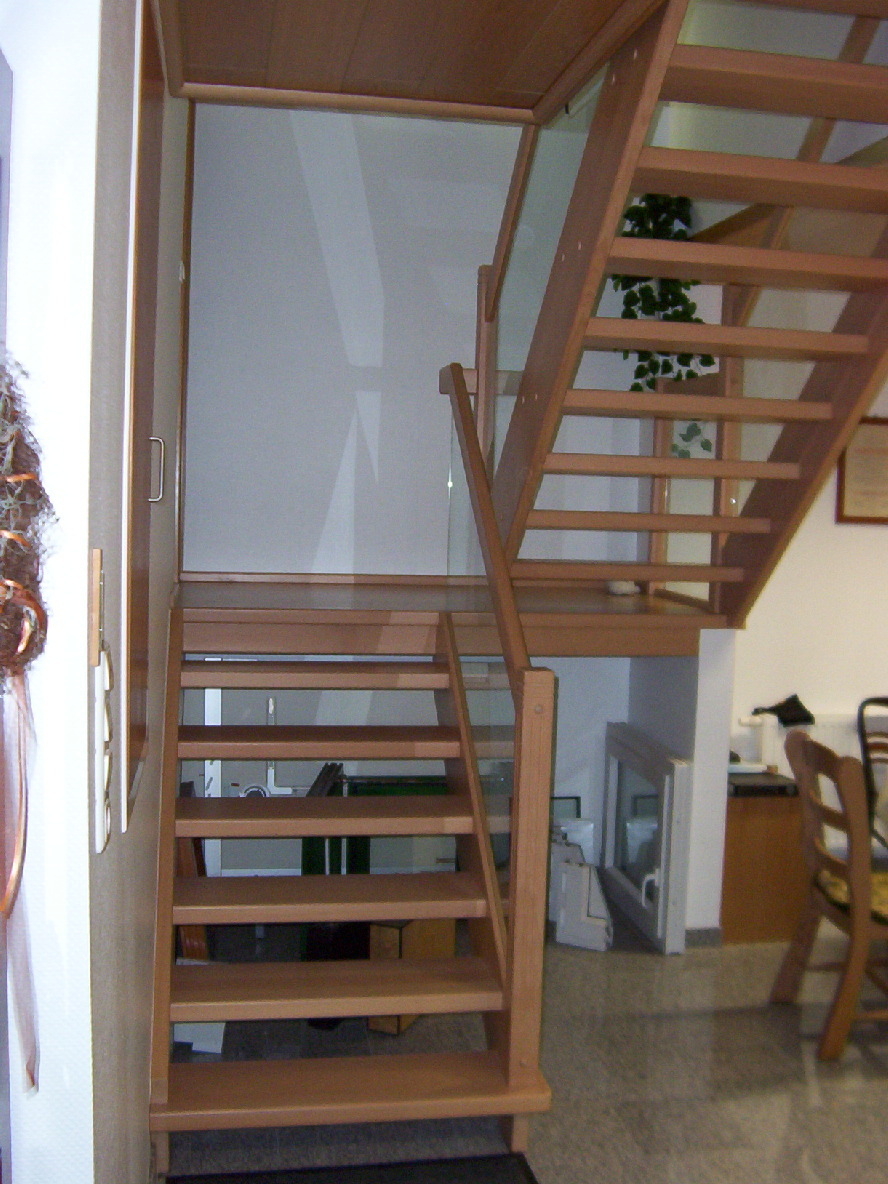 Holztreppe  (Bild vergr&ouml;&szlig;ern)