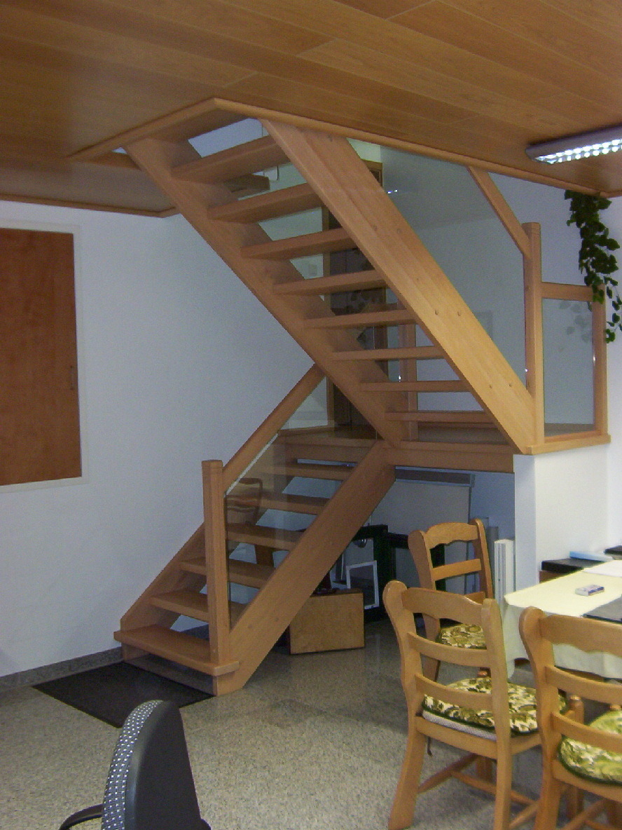Holztreppe  (Bild vergr&ouml;&szlig;ern)