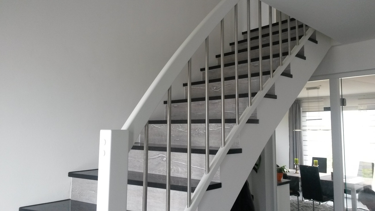 Treppe wei&szlig; mit Teppich n&auml;her dran  (Bild vergr&ouml;&szlig;ern)
