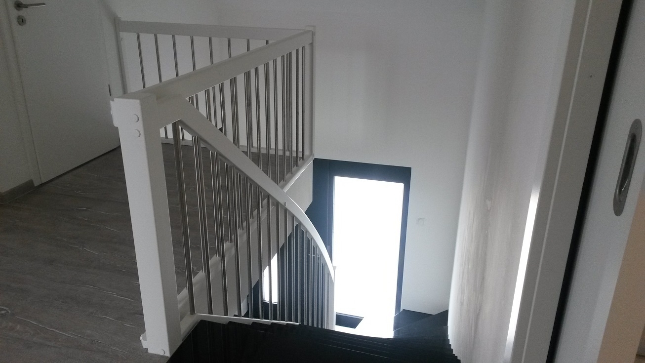 Treppe wei&szlig; mit Teppich von oben  (Bild vergr&ouml;&szlig;ern)