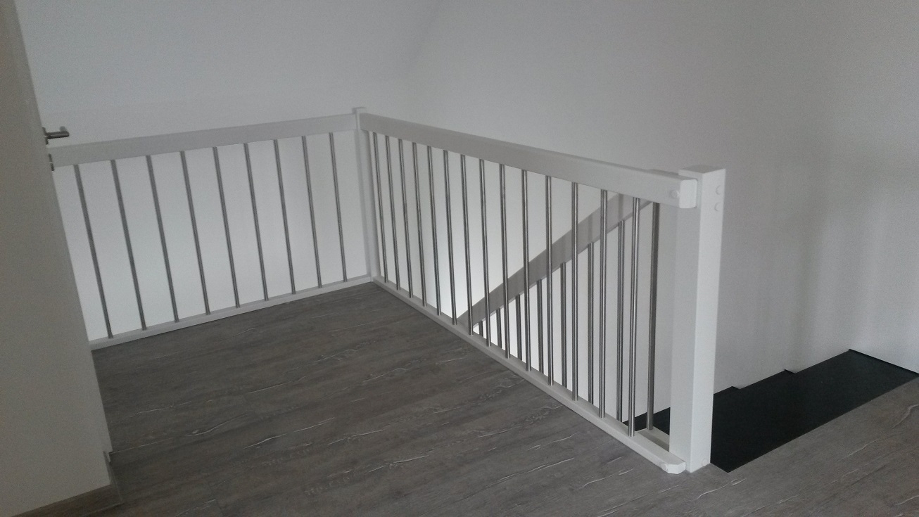 Treppe wei&szlig; mit Teppich mit ein St&uuml;ck Flur  (Bild vergr&ouml;&szlig;ern)
