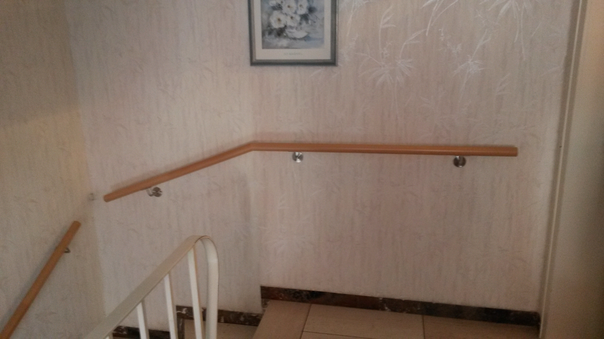 Treppengel&auml;nder an der Wand  (Bild vergr&ouml;&szlig;ern)