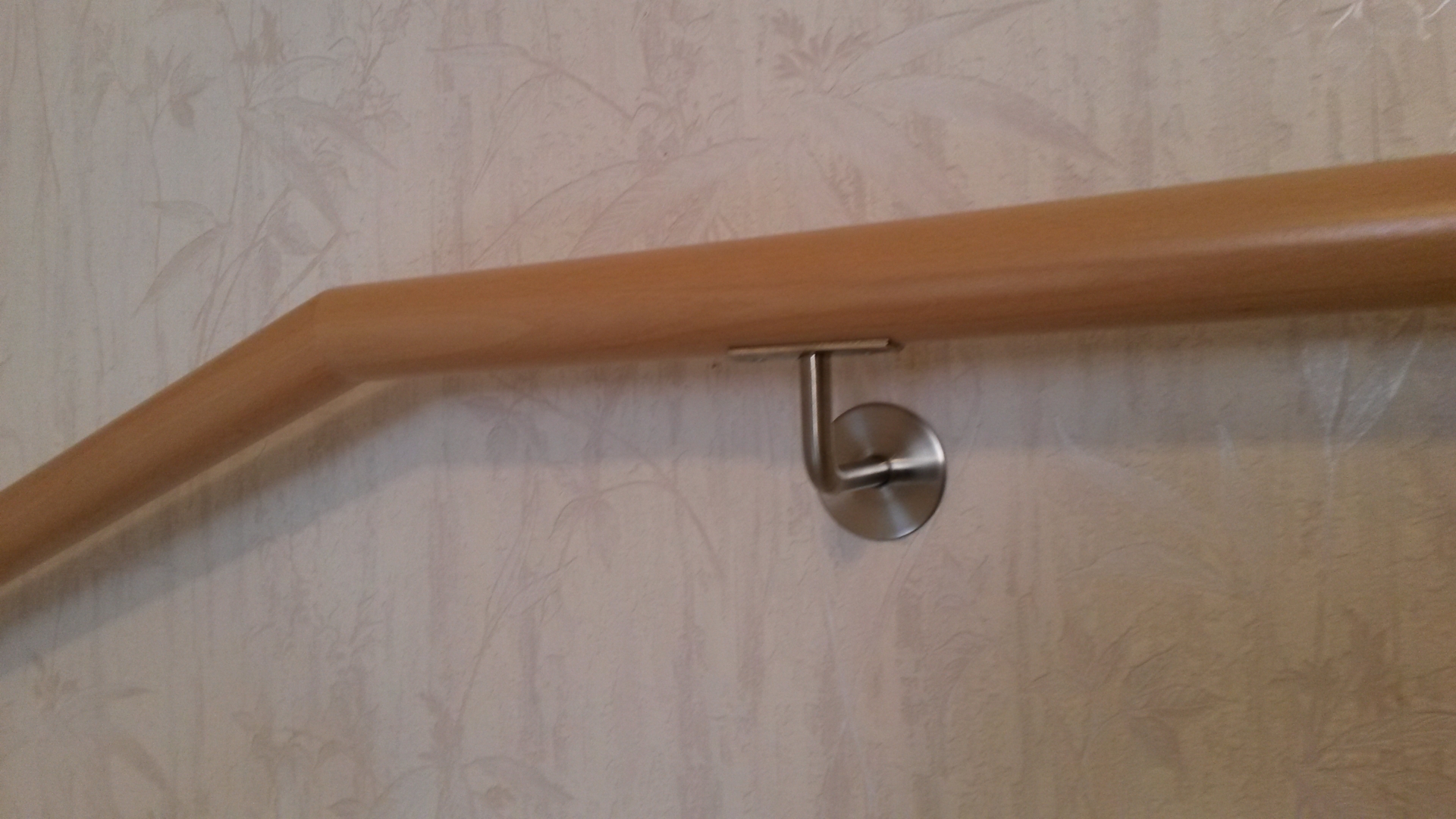 Treppengel&auml;nder an der Wand Nahaufnahme  (Bild vergr&ouml;&szlig;ern)