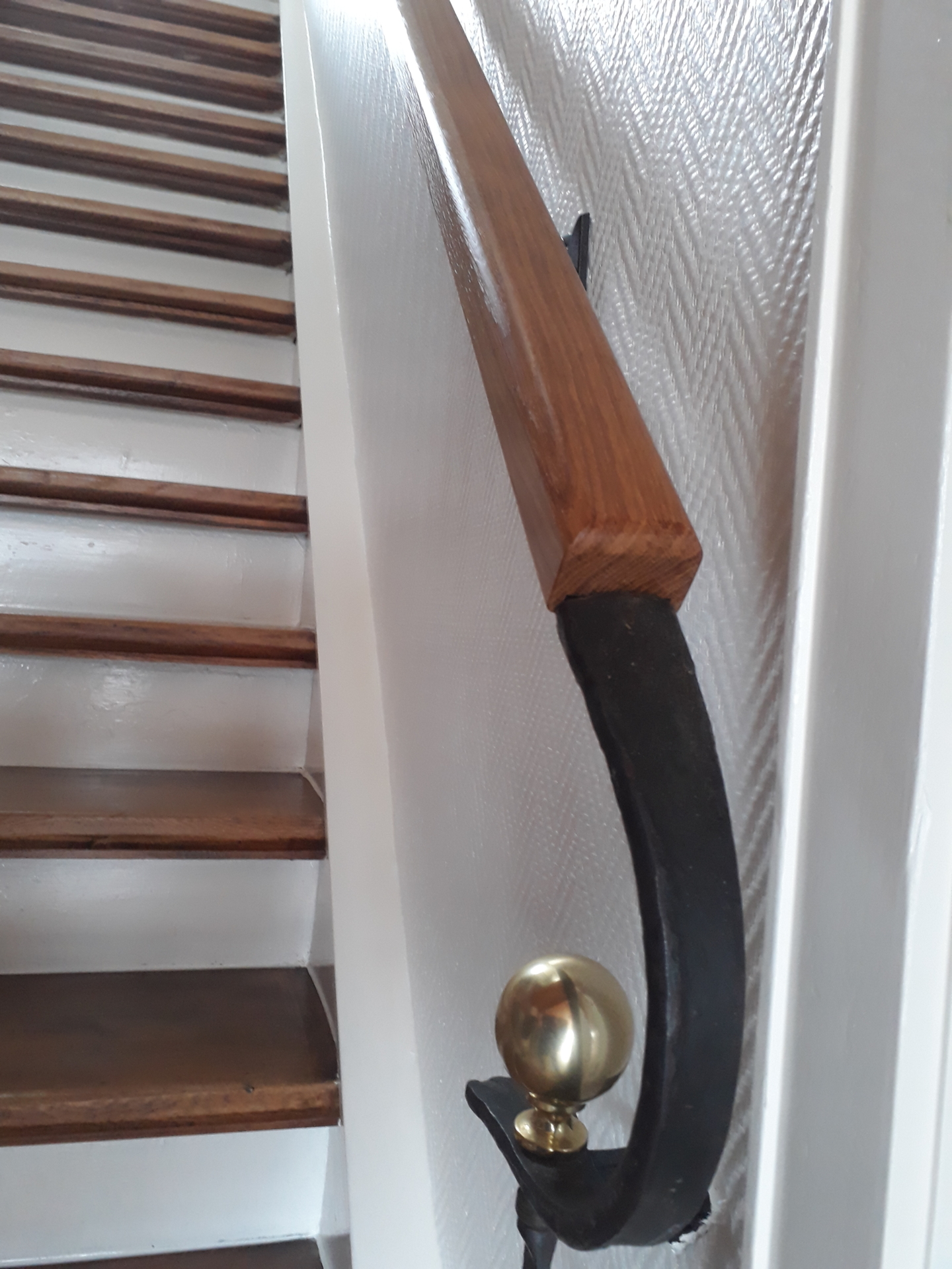 Treppengel&auml;nder an der Wand  (Bild vergr&ouml;&szlig;ern)