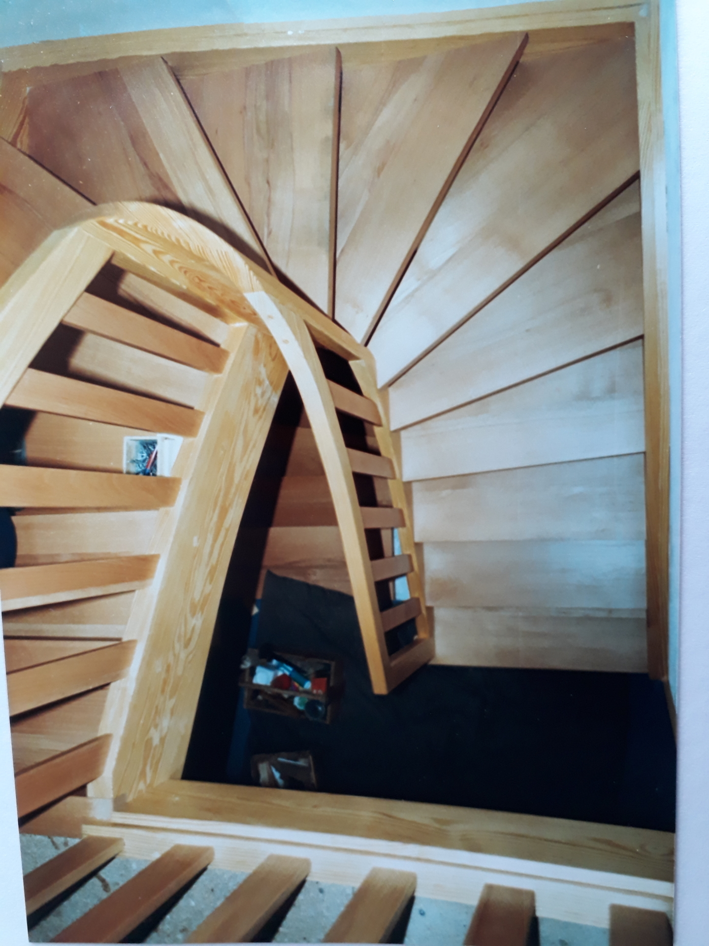 Wendeltreppe nach unten  (Bild vergr&ouml;&szlig;ern)