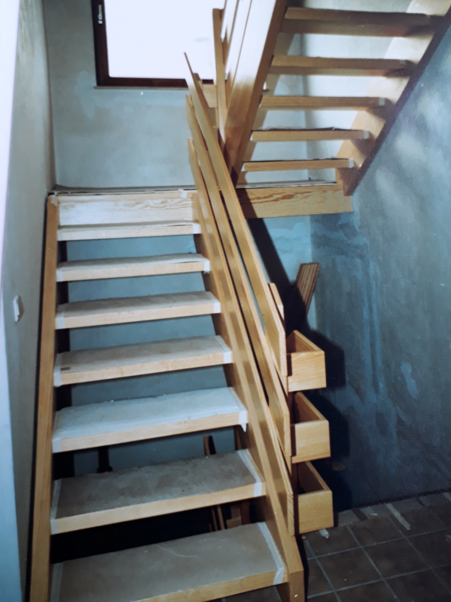 Holztreppe  (Bild vergr&ouml;&szlig;ern)